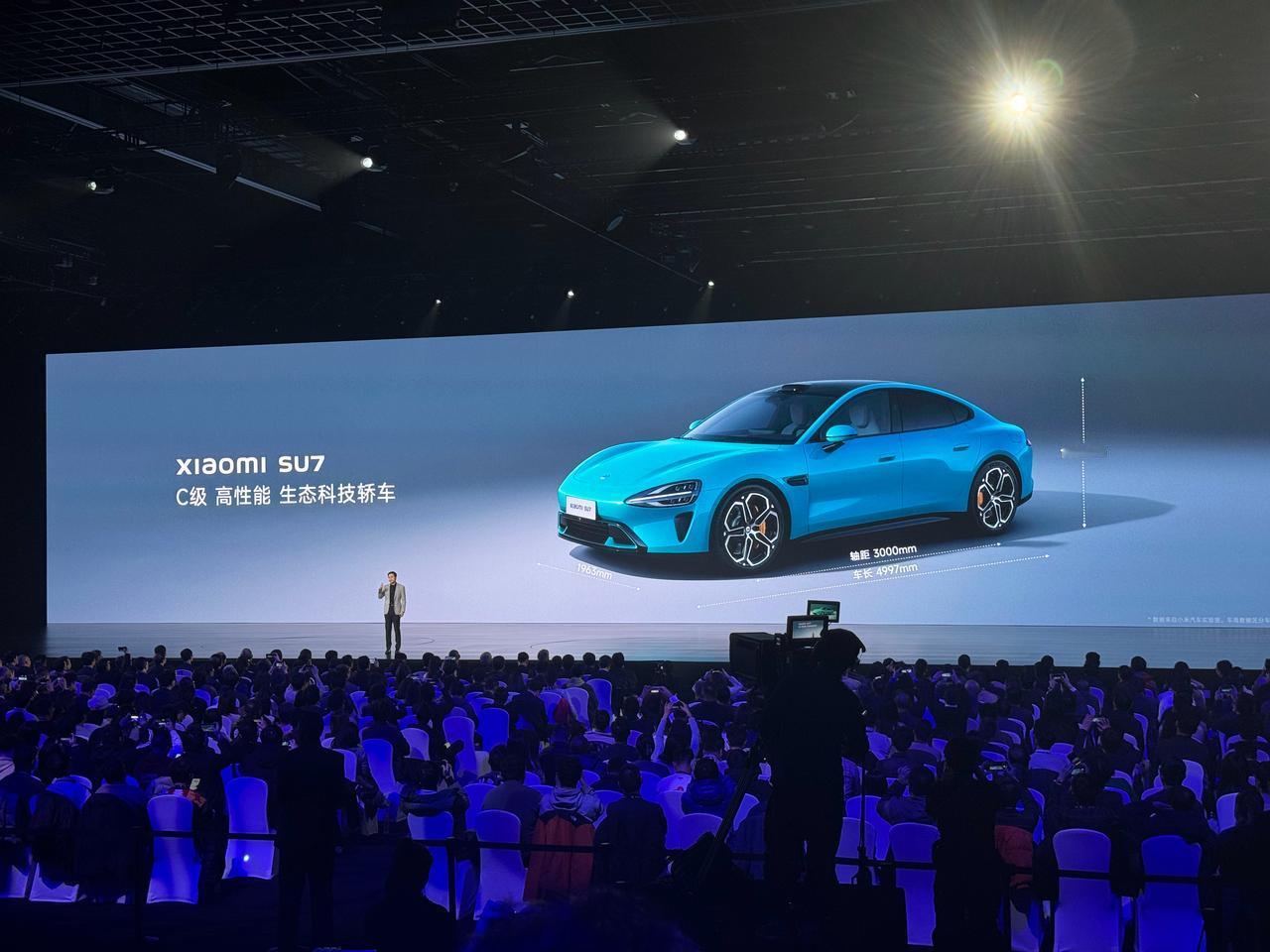 小米汽车 SU7 定位 C 级高性能生态科技轿车。

车长 5 米，轴距 3 米