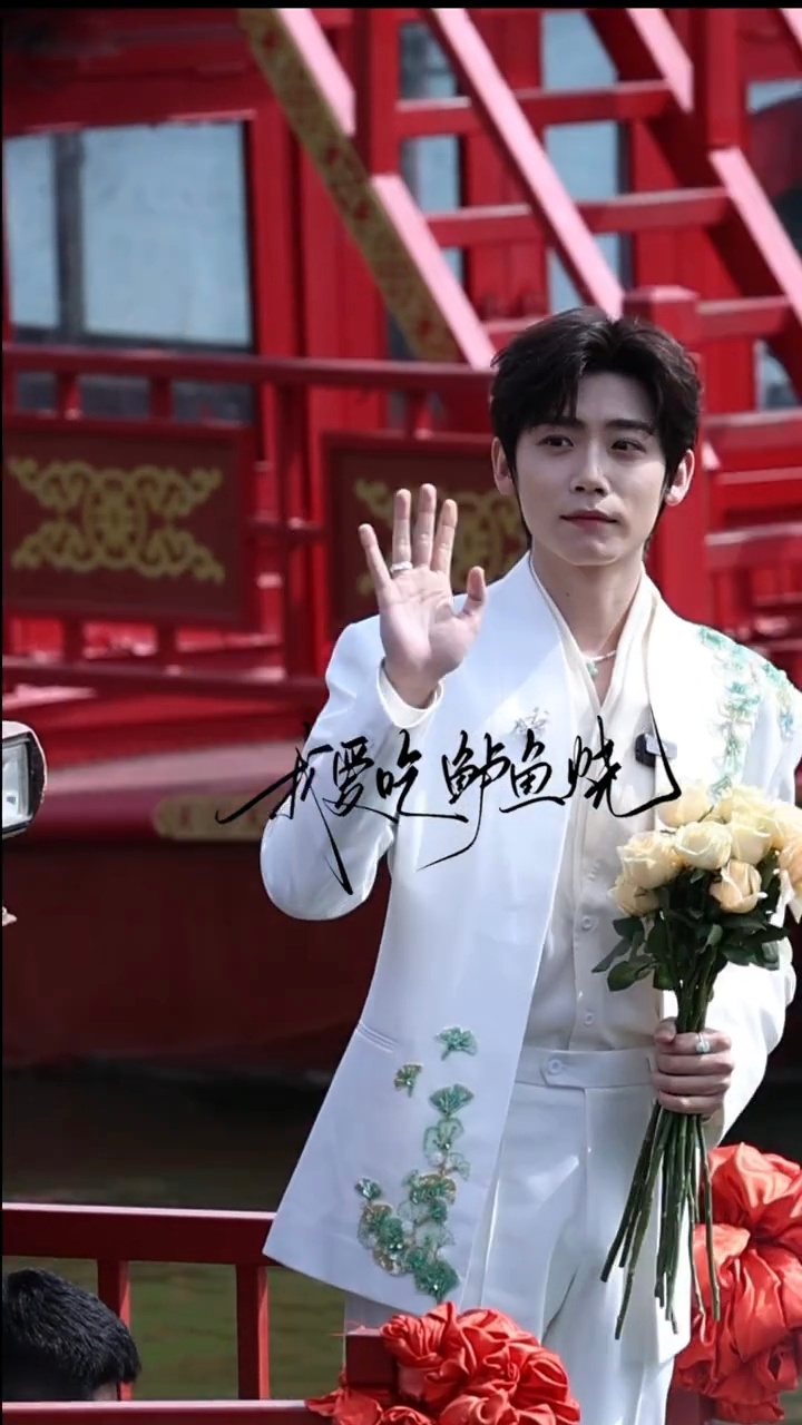 飞吻、比心、打招呼，山长就这样一路饭撒！新中式白西装造型好适合吧李卿新中式白西装