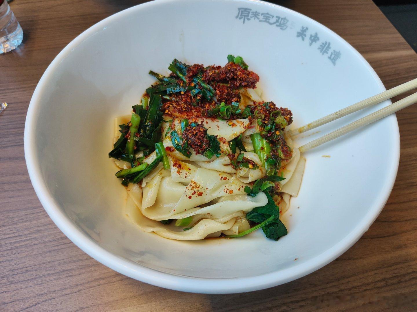 在高铁站里点了碗油泼面，发现只有碗底那么点量，心想这也太少了吧！结果吃啊吃，吃啊