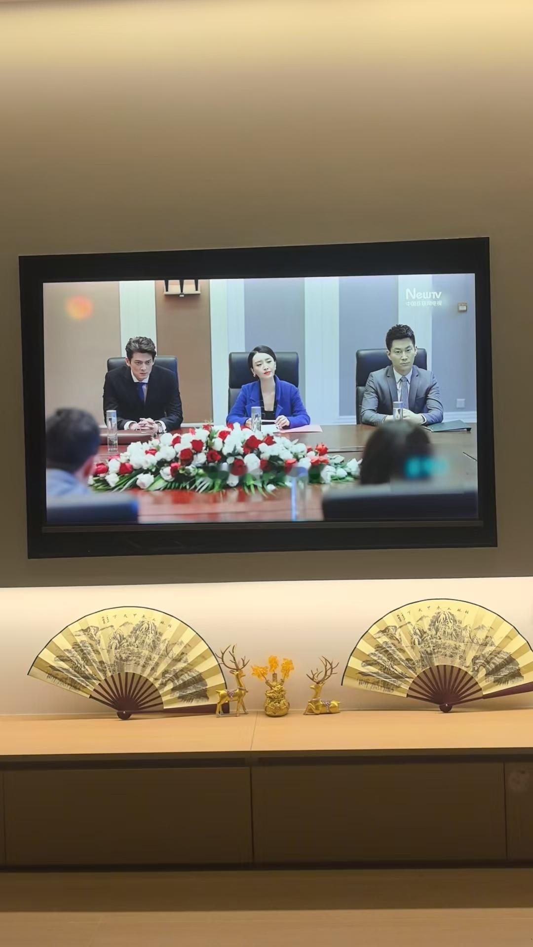 搞定了，今天这行情算是给足面子。回完消息一看表又凌晨了。火速开车回家，推门进来，