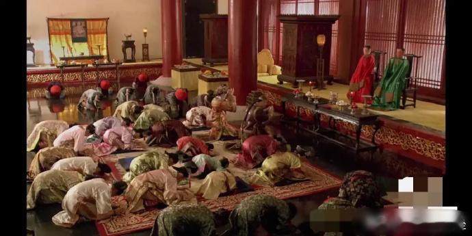 不懂就问，《甄嬛传》中皇上带着后宫嫔妃拜的红绿人偶，究竟是什么？🙉 ​ ​​​