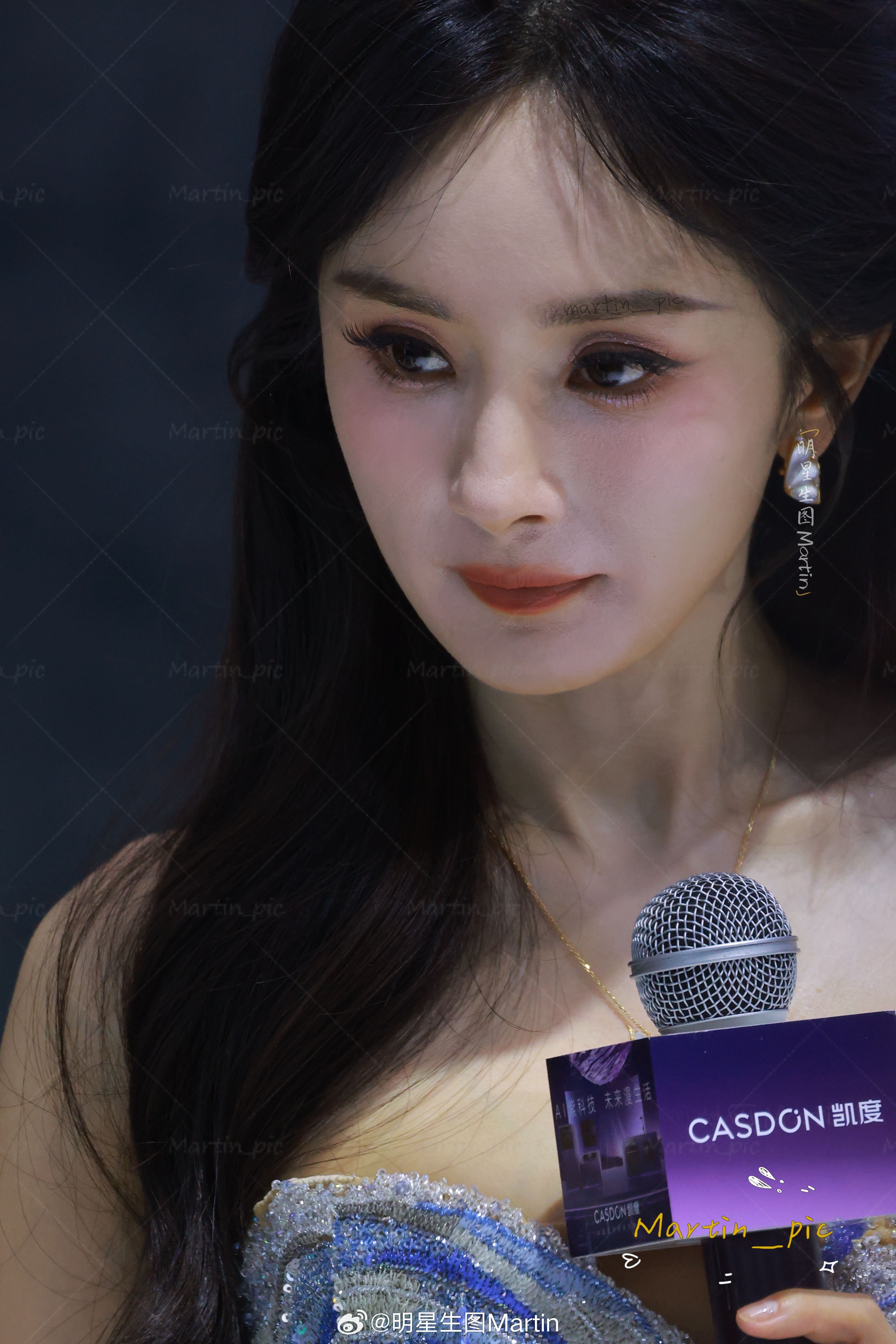 杨幂 杨幂凯度线下活动生图今日份幂幂美成仙女啦垂眸浅笑杨幂把海洋穿身上了