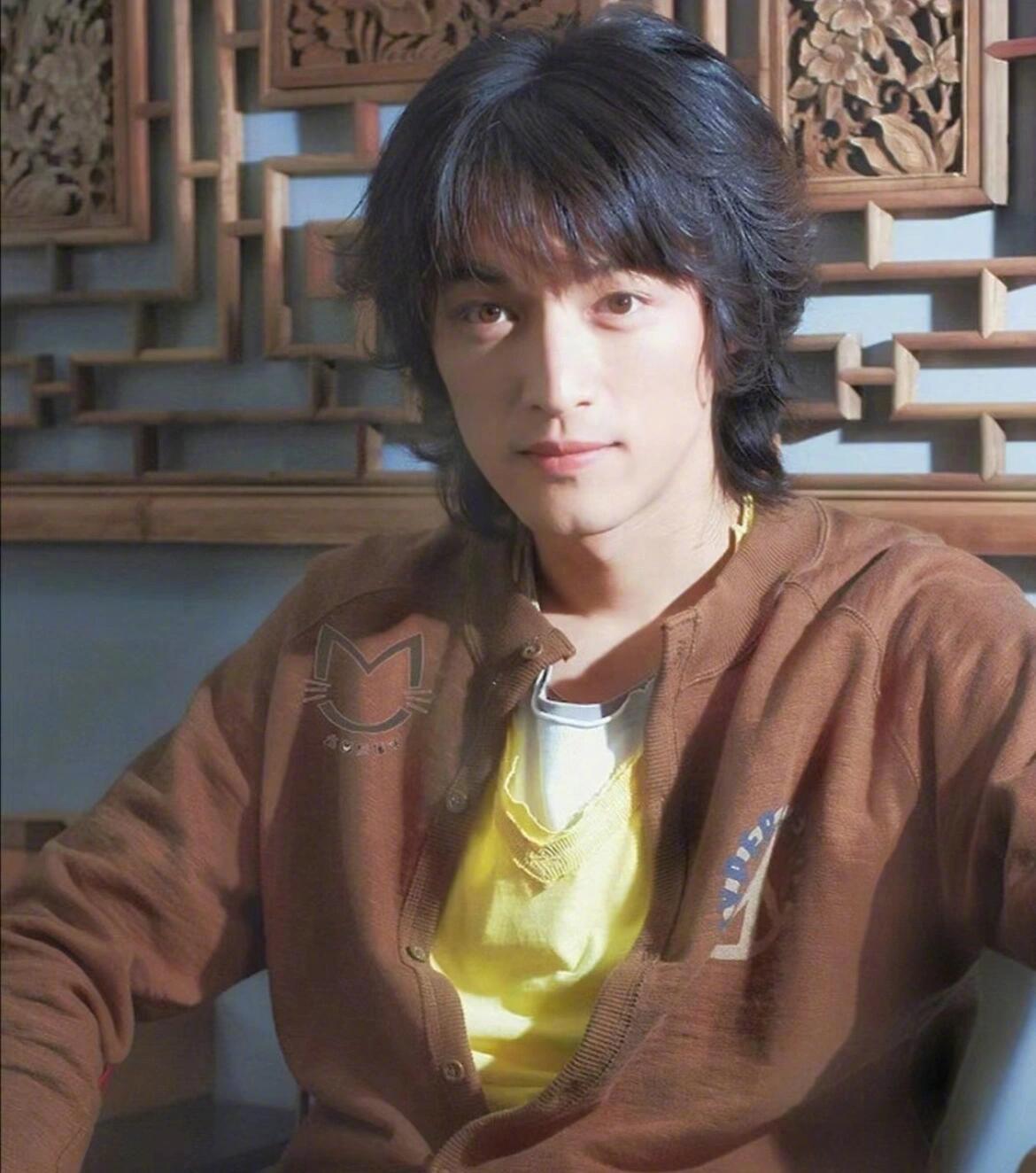 #咪咕星鲜事##胡歌高中长这样 不多人追才怪#早期完全是唇红齿白的美少年，那双琥