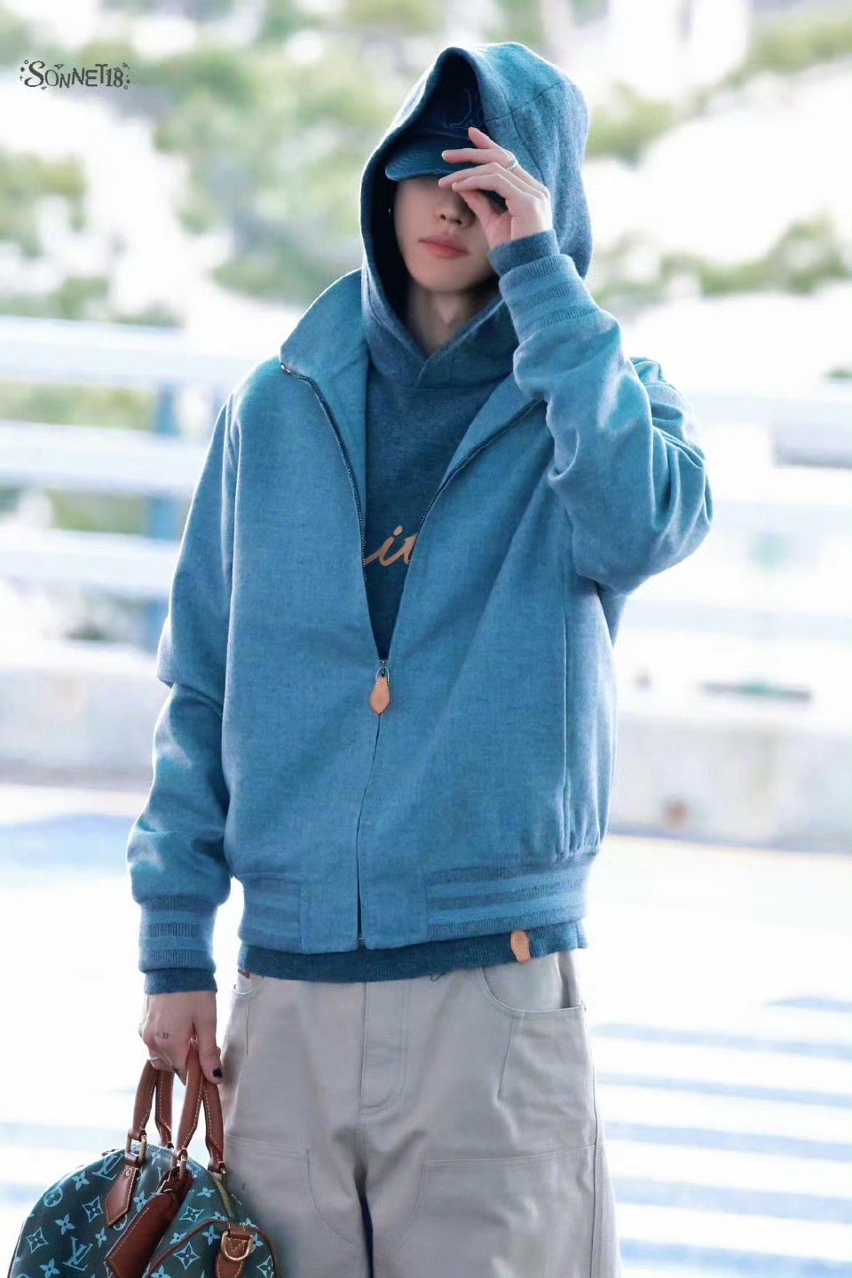 徐明浩差一点就让人看到脸了 用全身包裹书写新的机场时尚哲学。不露脸反而突出优越身