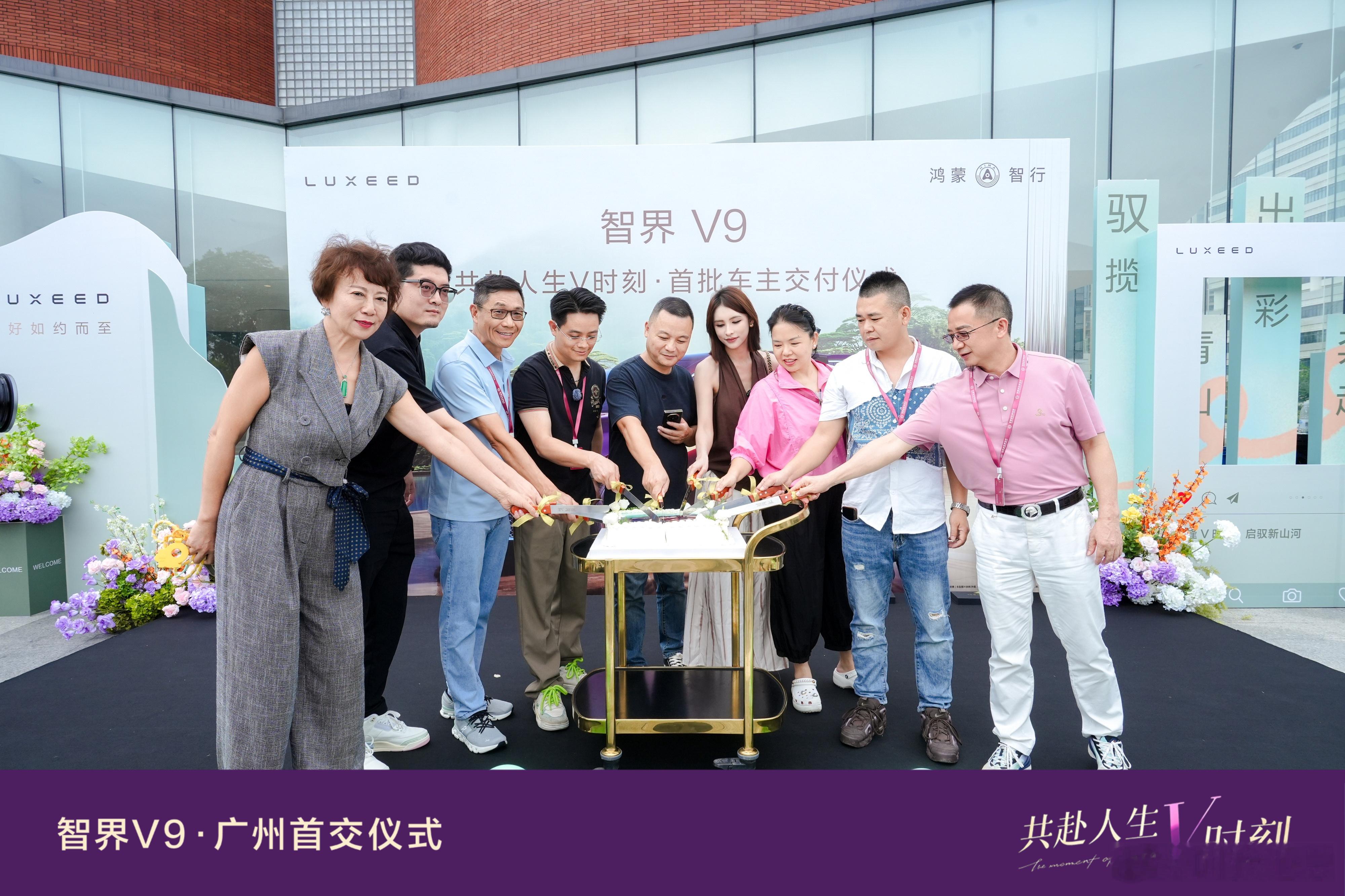 智界V9单月交付破万的含金量首先这是新能源MPV最快破万纪录，再一个，成交均价5