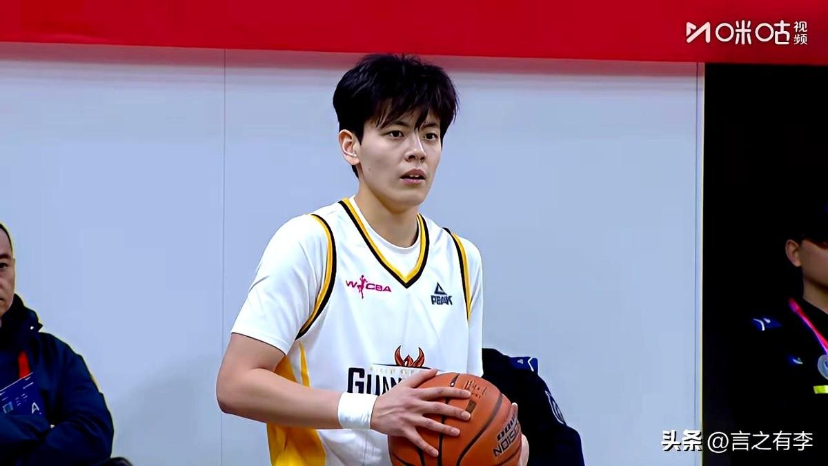 每次看到黄思静指导又穿上球衣亲自上场，我心里就咯噔一下。
是该佩服她的担当，还是