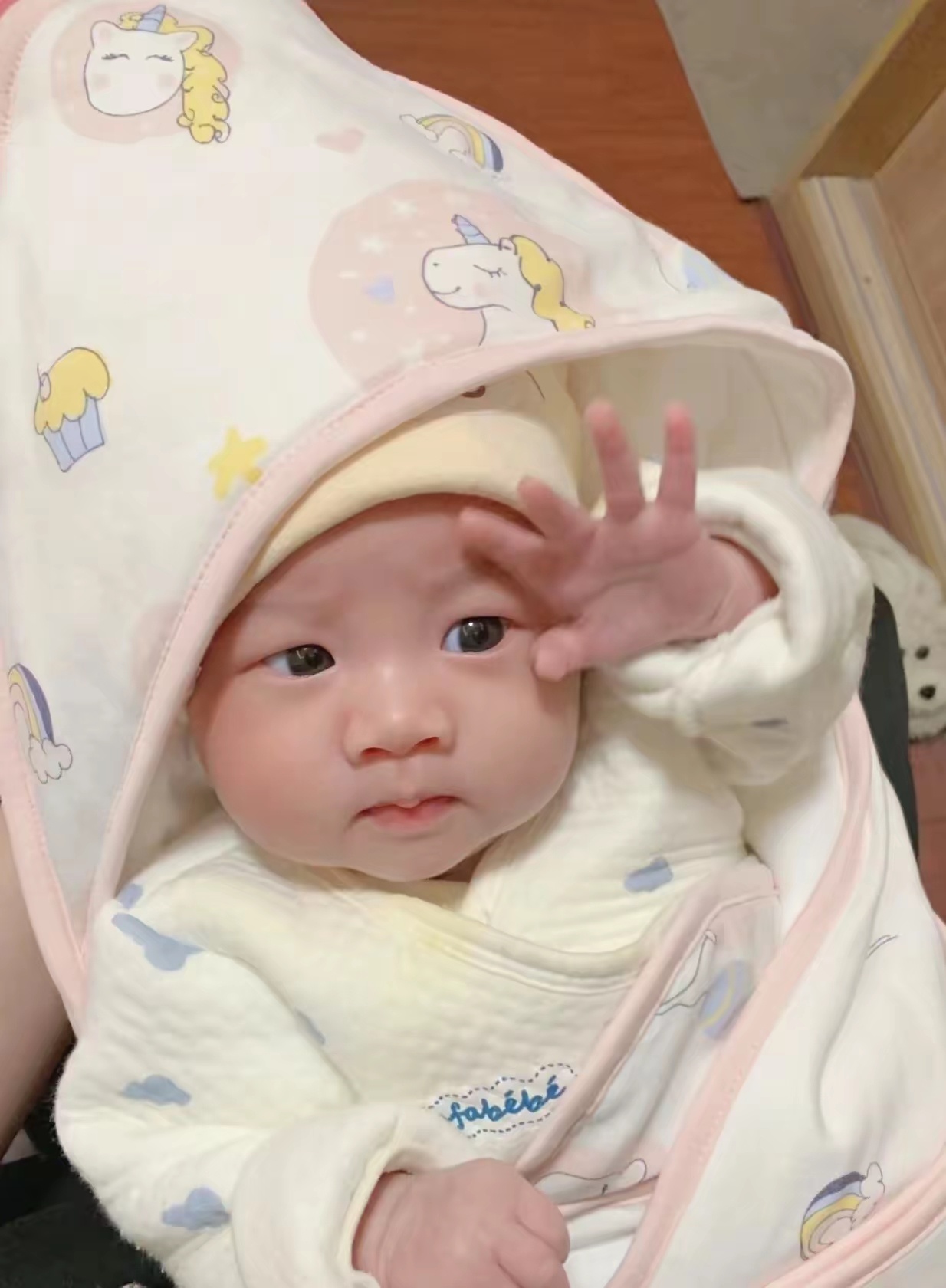 新生儿喂养建议！刚生完宝宝的新手家长，很容易被各种零散说法搞乱：到底按需喂还是按
