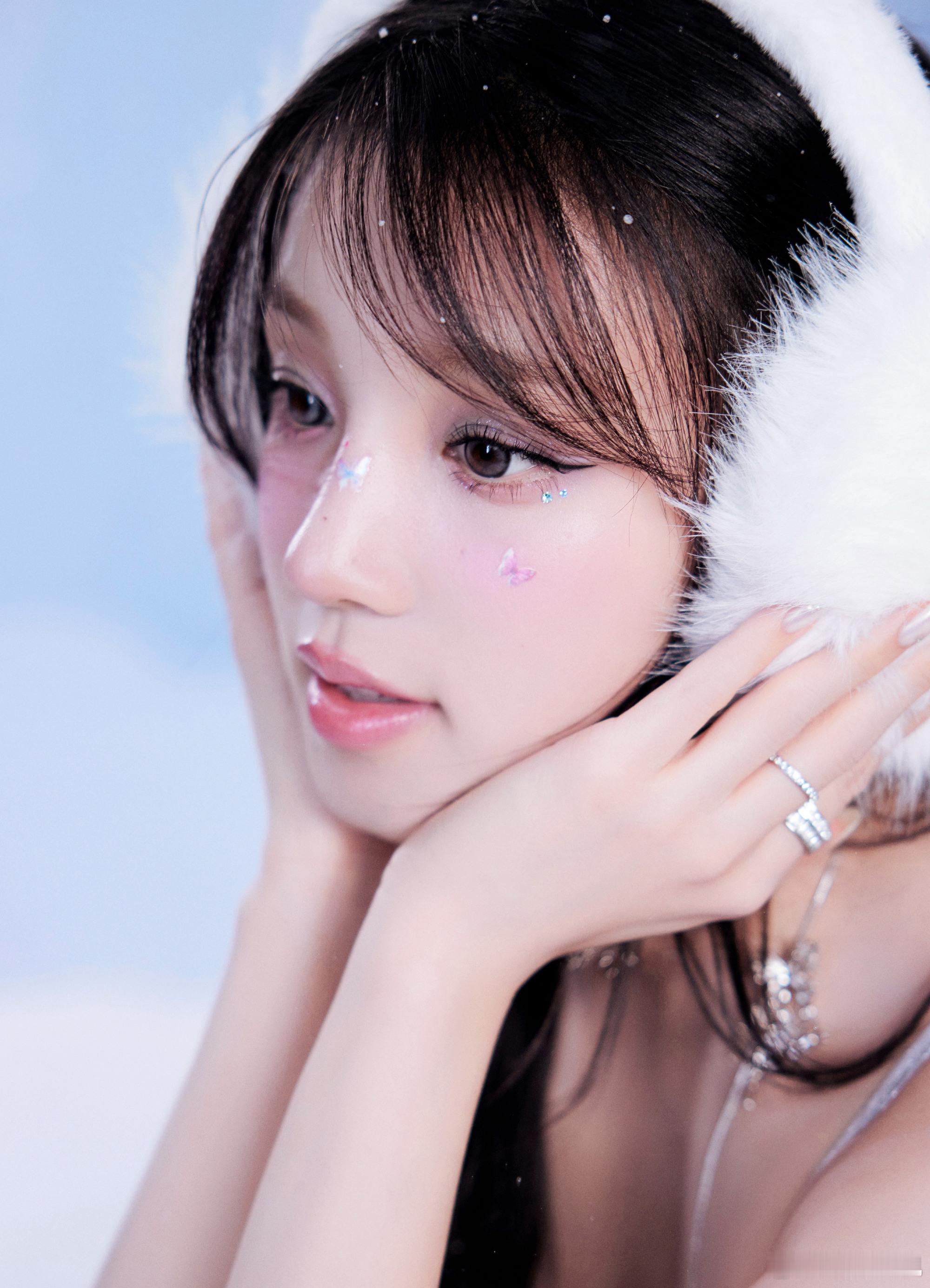 来看冬雪美人宋雨琦！脸上的小蝴蝶画的可真惟妙惟肖！好漂亮！ 