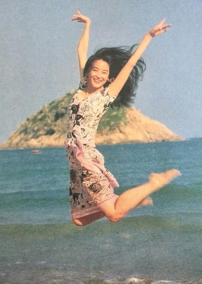 林青霞从小就笑靥如花，内心一定是个豁达开朗的人。
林青霞的乐观向上的生活态度简直
