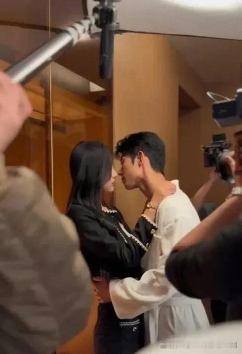 万万没有想到，电视剧里演员的吻剧是这样拍摄的，白瞎我看了十几年电视，现在才知道 