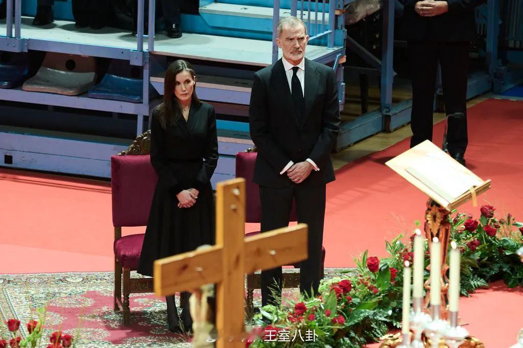 1.29 西班牙王后莱蒂齐亚参加会议，稍后她和丈夫菲利普六世参加了高铁脱轨死者追