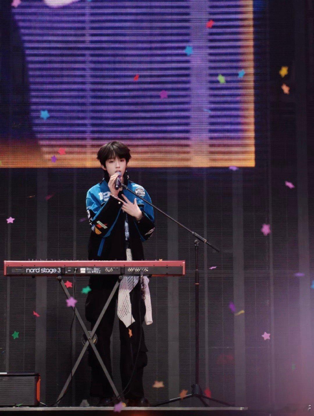 王橹杰是四代唯一门面主唱吧，他这个骨相不当门面就可惜了，15岁183+，上扬眼下