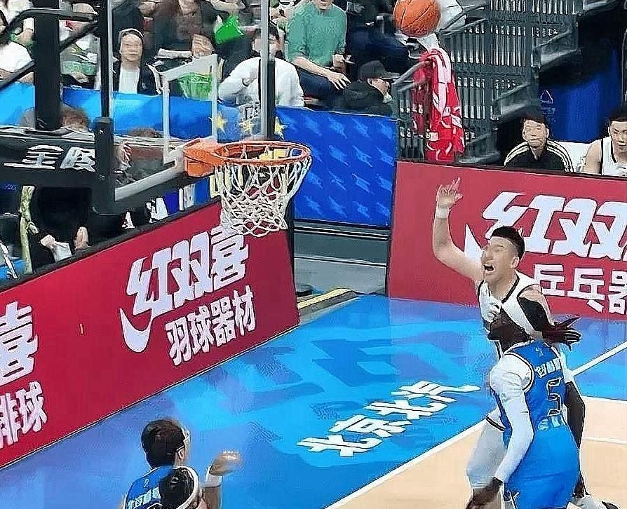 辽宁夺冠功臣付豪真是太勇猛了！在今日辽宁对阵北京的第二节比赛中，付豪单挑奥莫特转