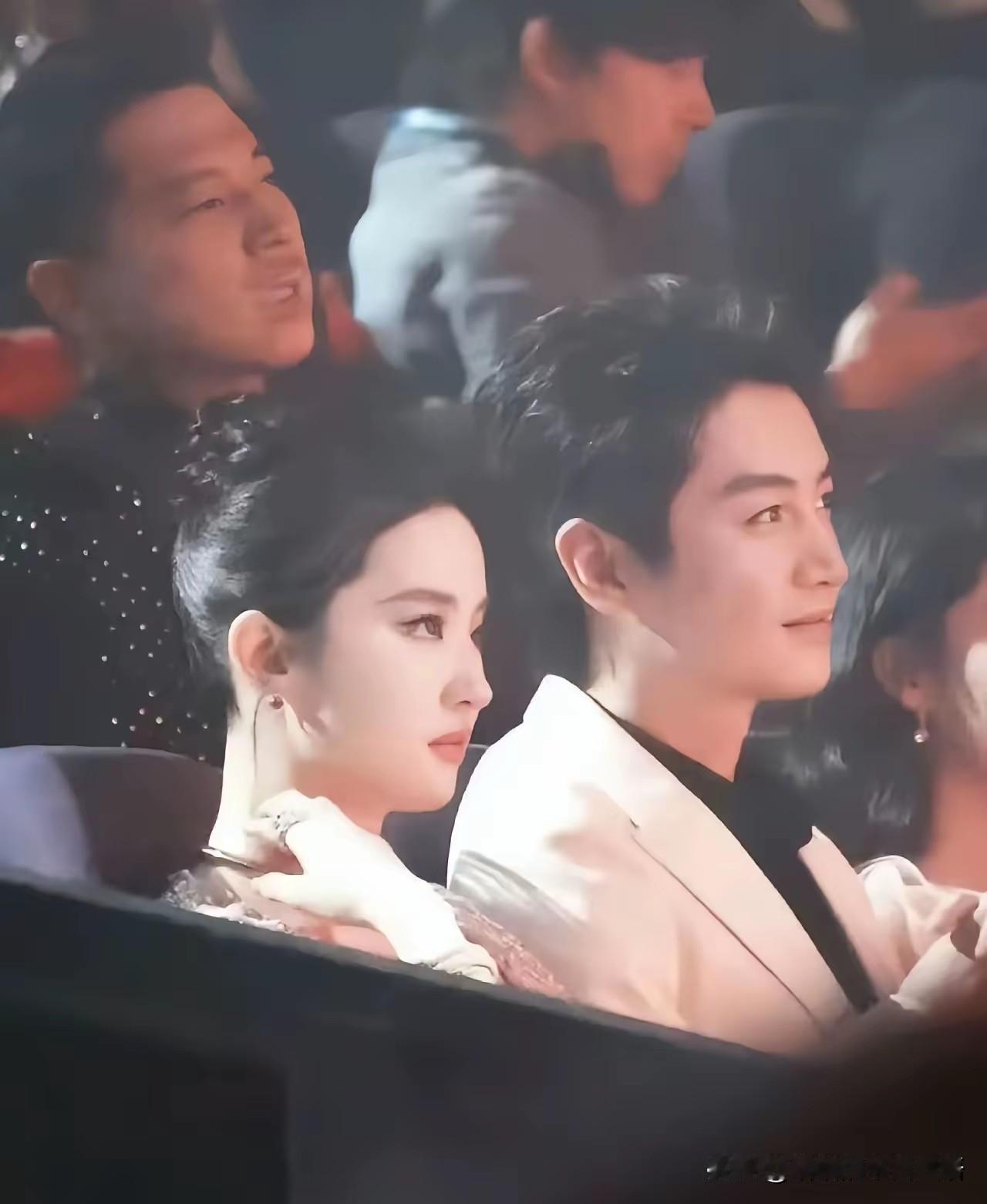 第一次对神仙颜值有了具象化，只有这样的脸才称得上“绝世容颜”四个字。不服气的可以