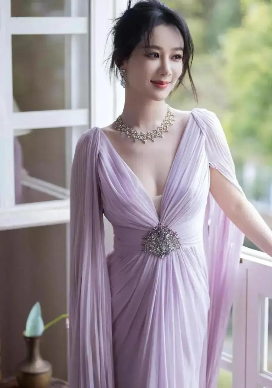 杨紫这张照片好漂亮，好性感！[可爱]#娱乐# #明星#