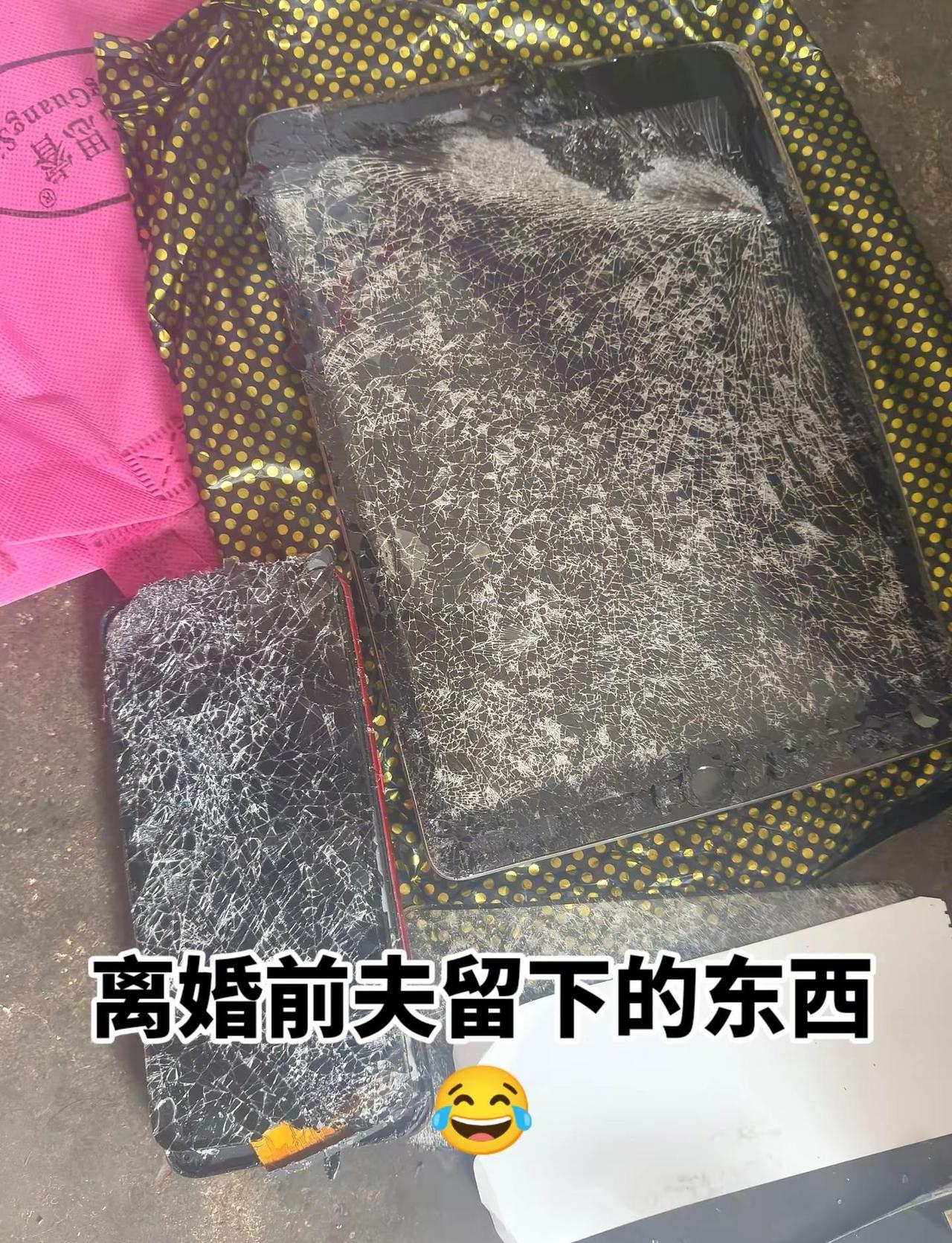 😂😂突然翻到以前的手机因为以前他聊sao我要看 就把手机砸成这样 哎 突然感