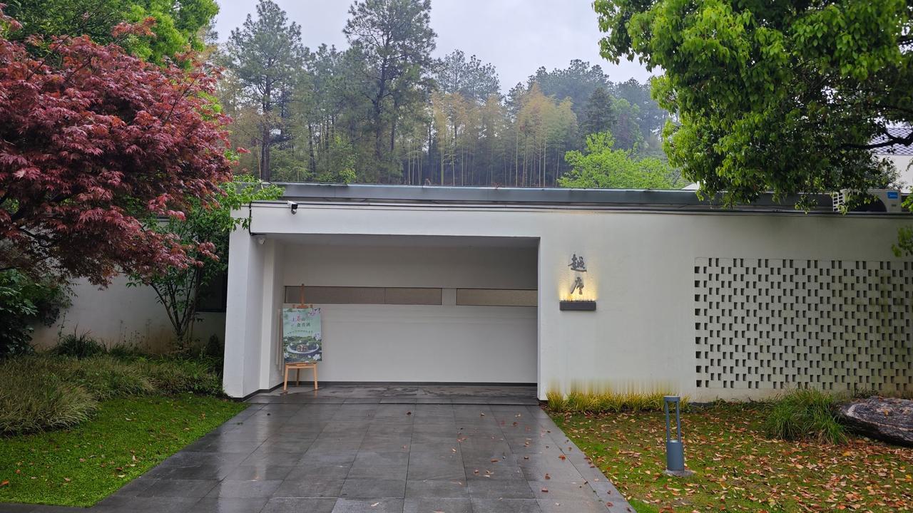 来安吉本是冲着竹海茶山，却误打误撞进了越庐松飨，一脚踏进了两千多年的古越时光里。