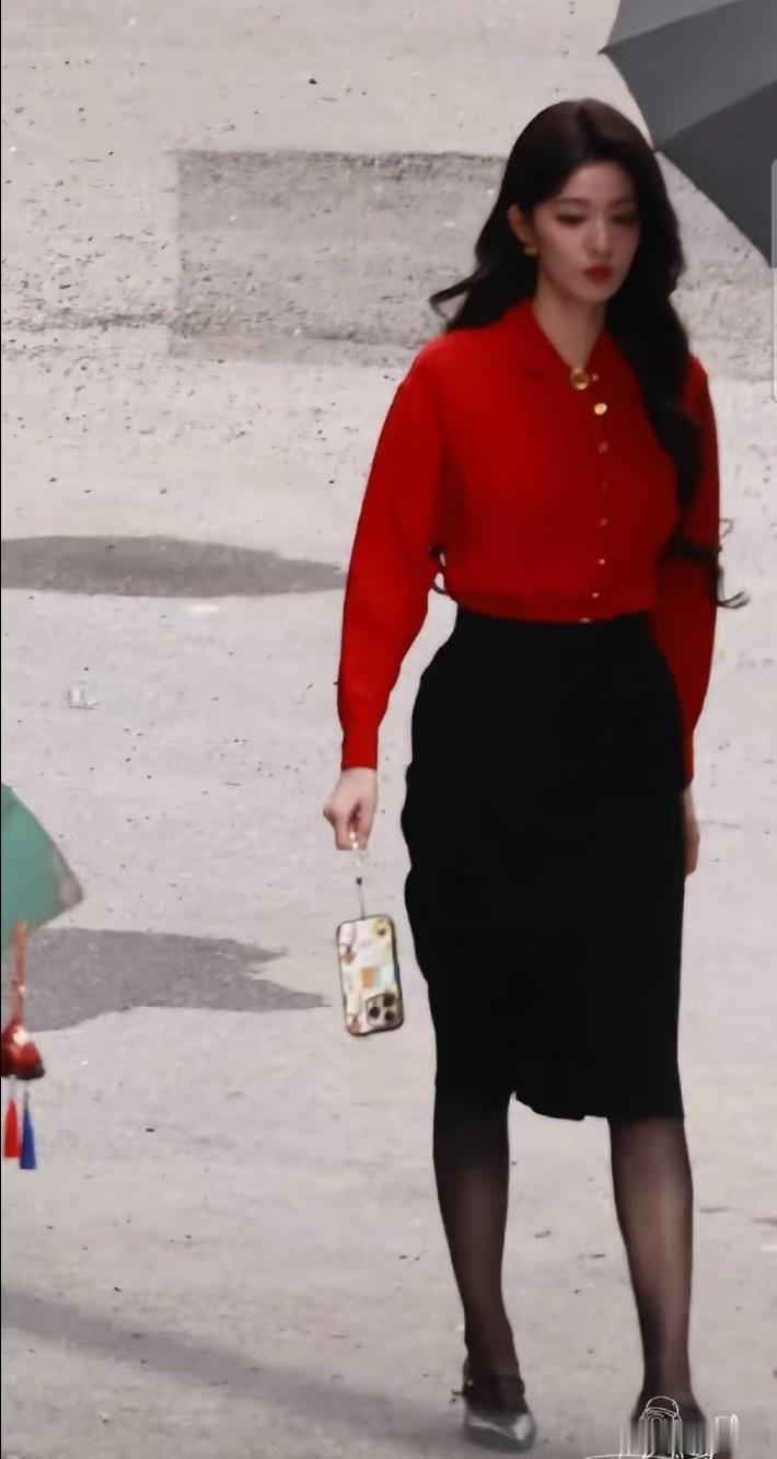 这衣服真的好土，对女主的妆造太应付了 ​​​
