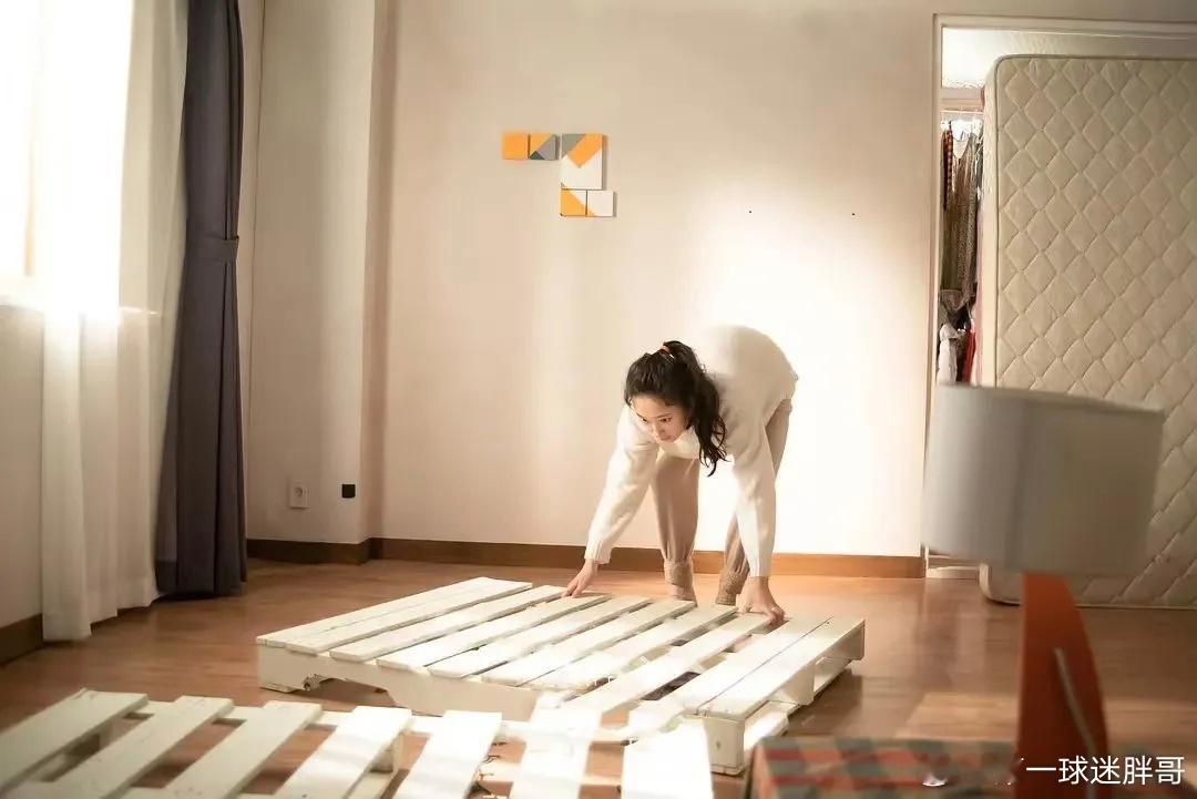 27岁瞒着家人买了一套房这一现象在社交媒体引发广泛共鸣，尤其聚焦年轻女性群体。其