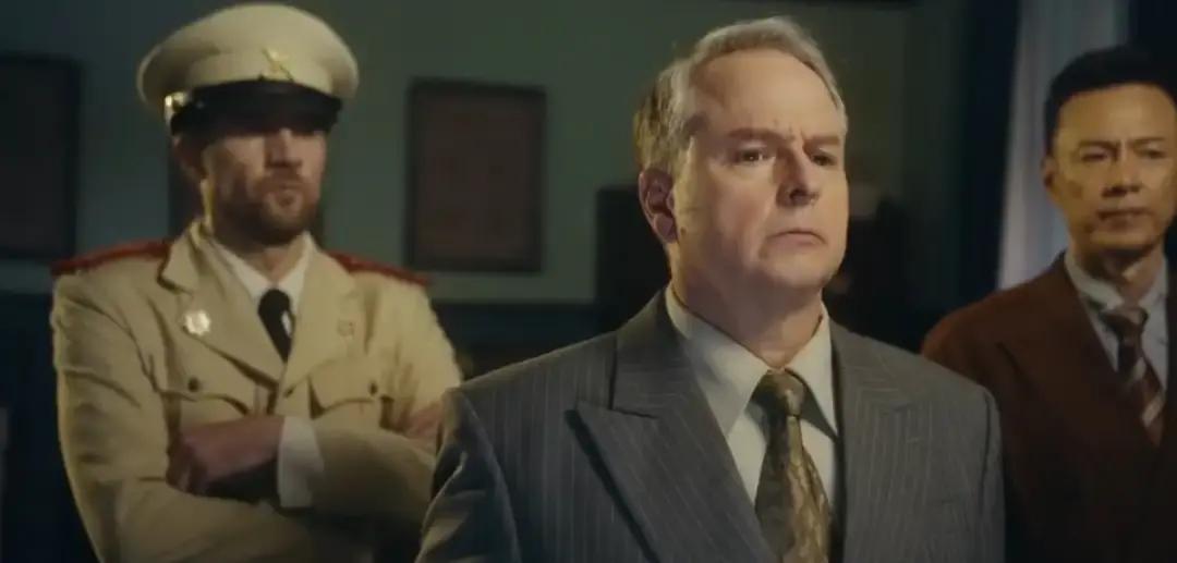 日本人用枪顶着他脑袋时，他指了指病床。
 
1943年，澳门。爱国商人何贤的“战