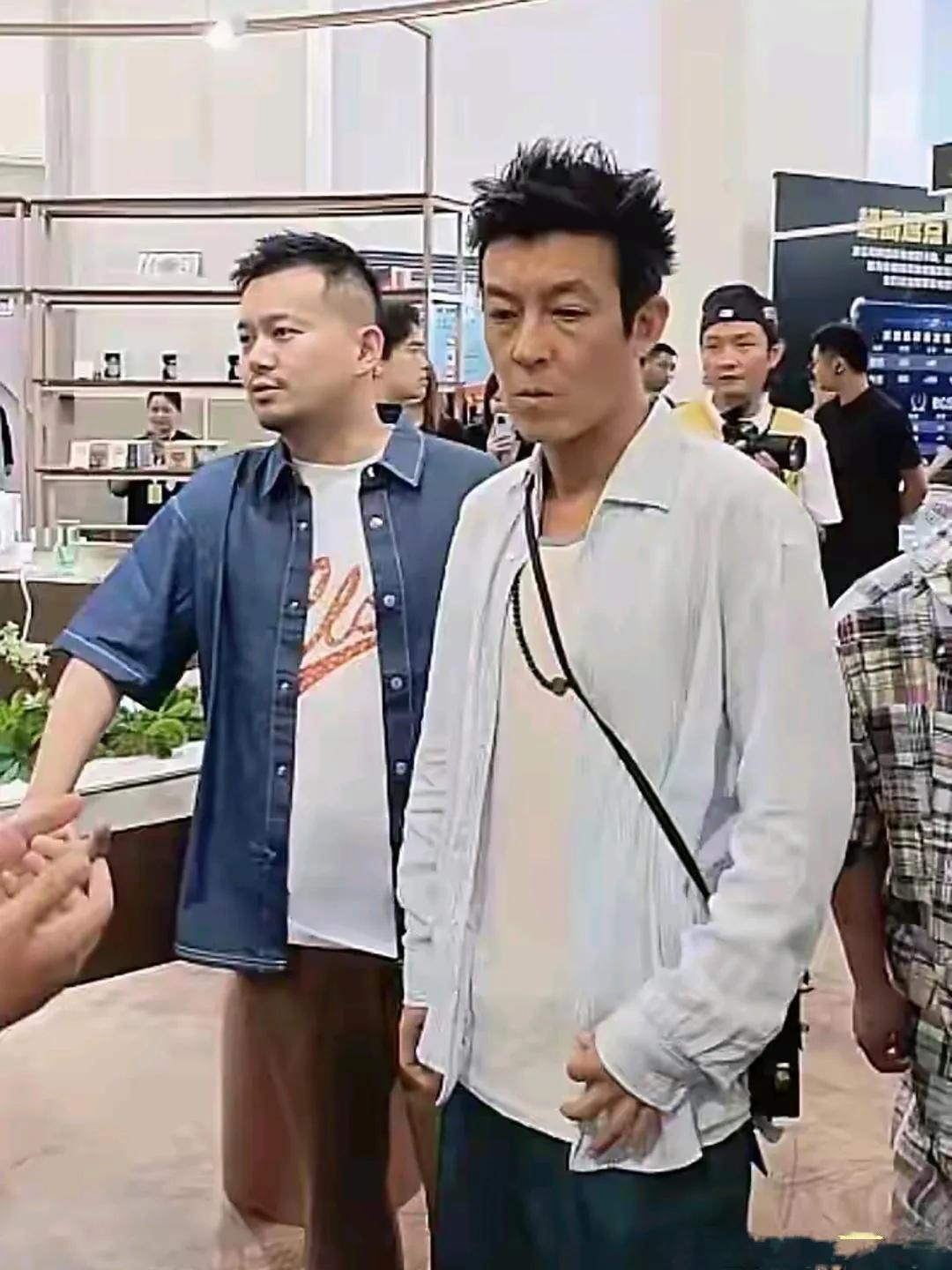 陈冠希跟齐秦一样，年轻的时候穿衣品味很好，老了穿衣品味太差了，这衣服比老头的衣服
