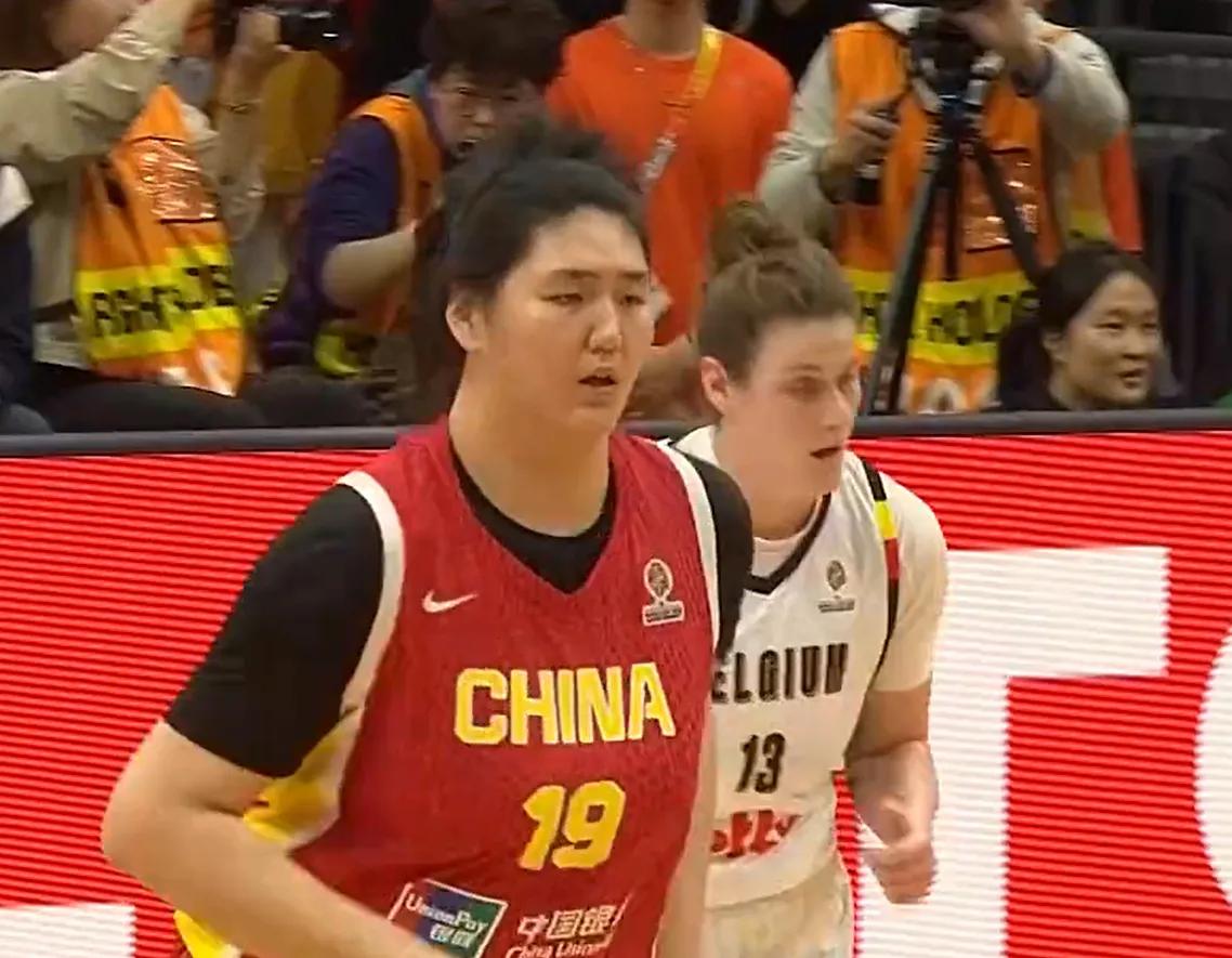 面对世界强队比利时，小将张子宇打出了巨星水平。
2米26的张子宇，此战砍下20分