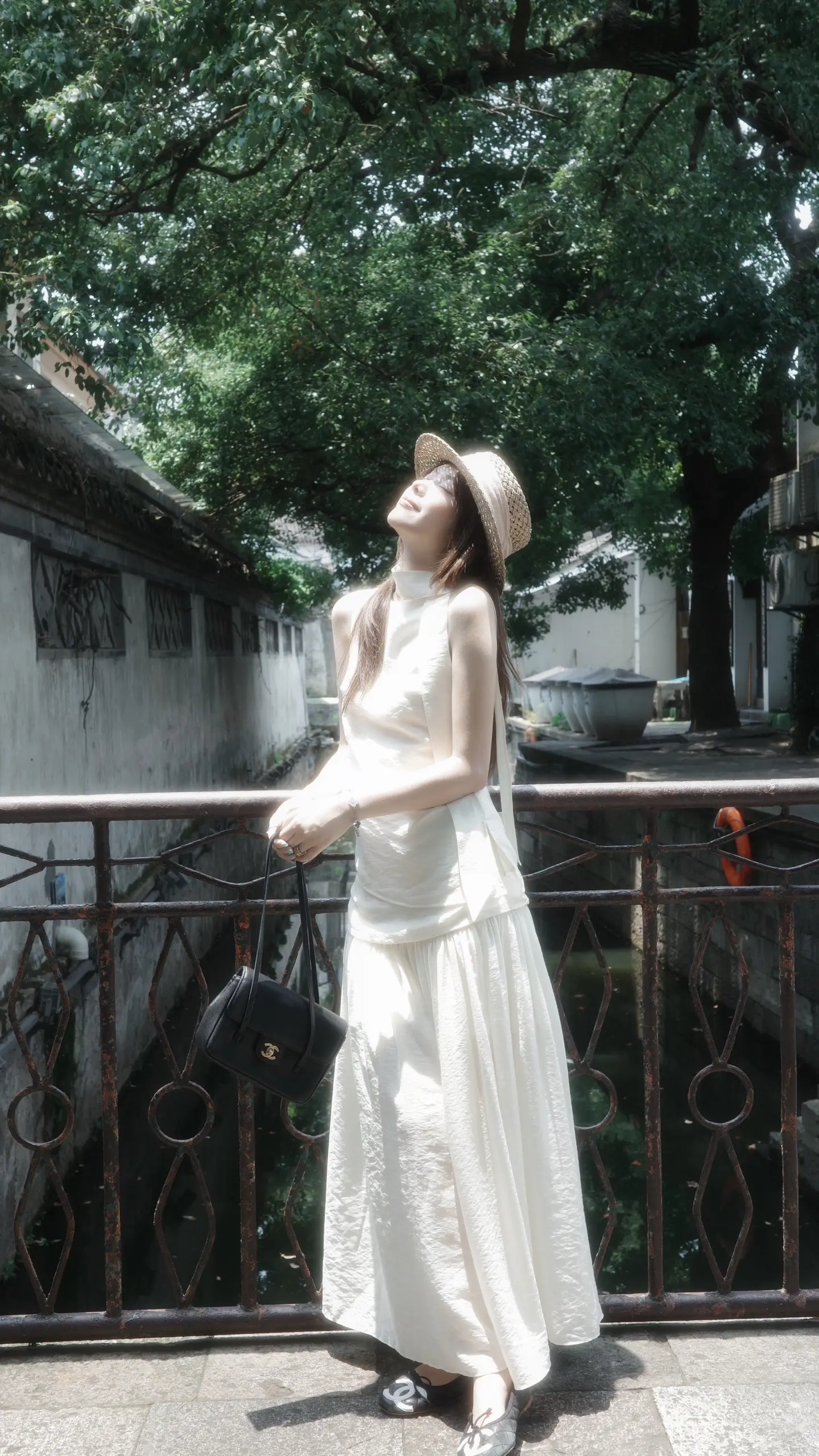 想成为一棵树 生长出纹路 拥抱你的荒芜。