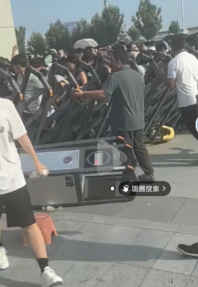 看看职高有多火爆？
职高的门都挤烂了，
这么多上不了高中的吗？
过去的职教中心，