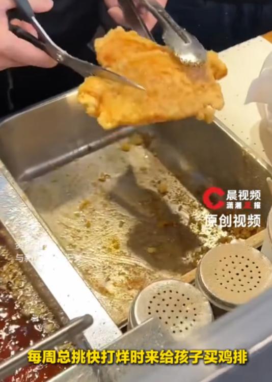 “令人惋惜！”安徽黄山，一名鸡排店店员发现一位中年女顾客已有一个月没来买鸡排，便