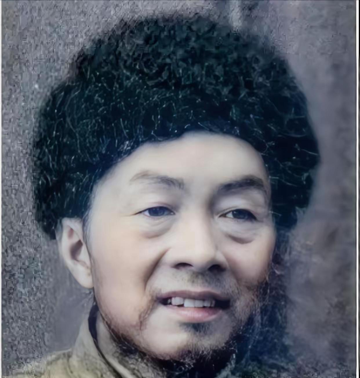 1936年，刘亚楼的警卫员不慎落到了敌人手中，被敌人吊在树上打，一老汉瞅见后，黑