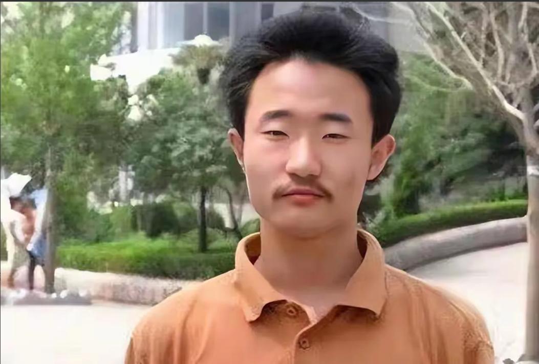 2004年，他以749分成为山东高考状元，轰动全国，离高考总分仅差1分，然而却因