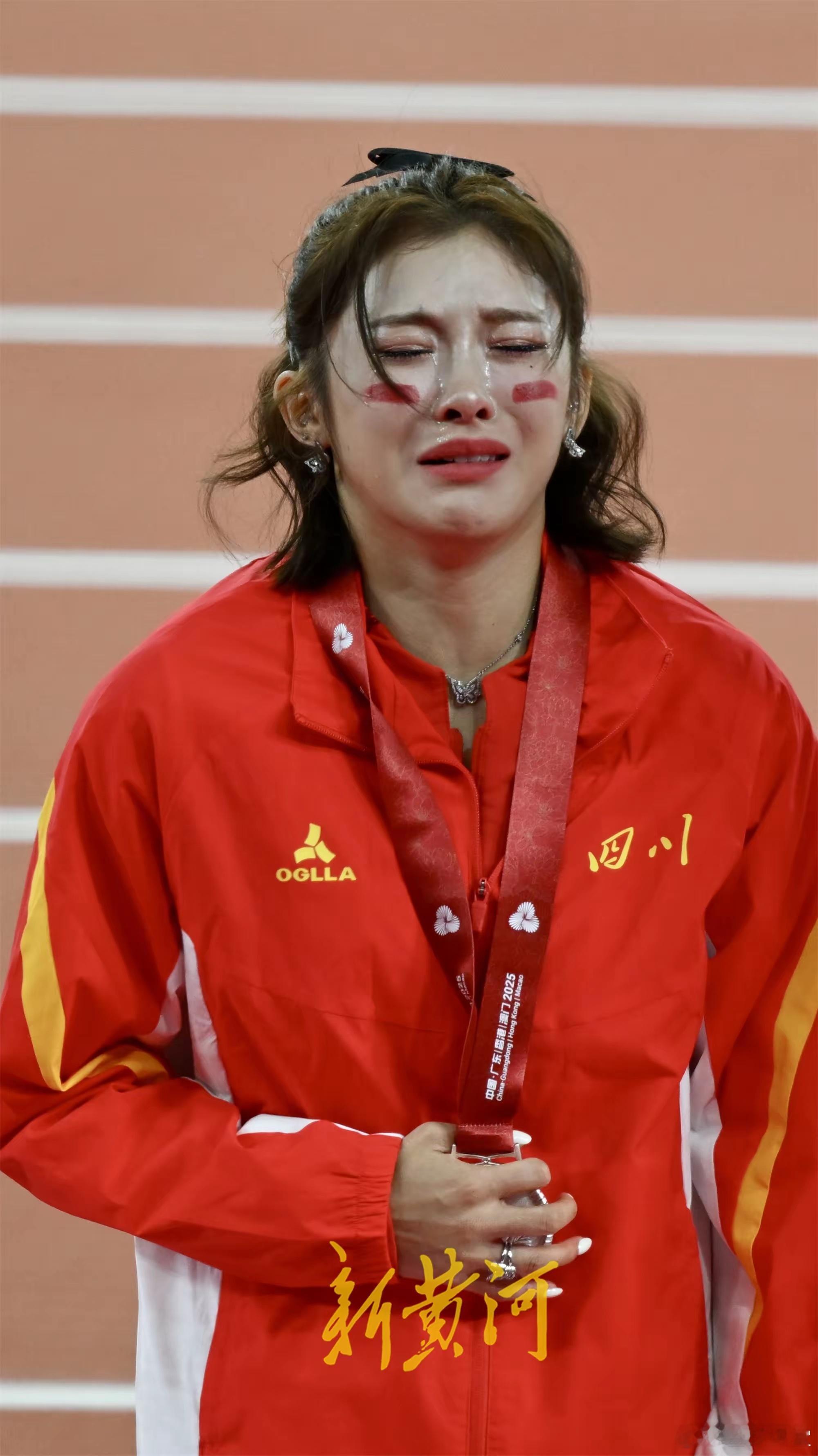 拿到亚军的吴艳妮泪洒领奖台！