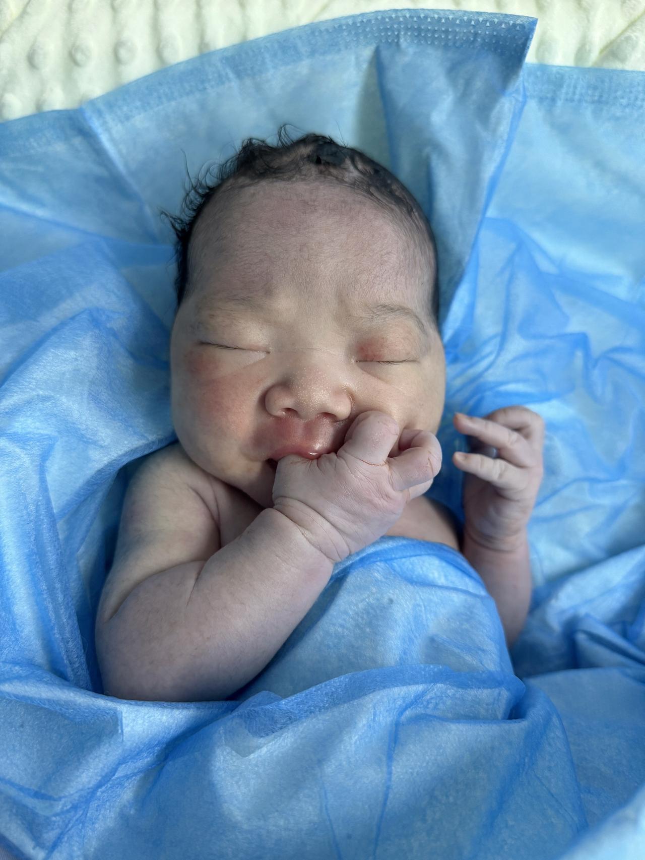 刚出生的宝宝 
这是我的小baby啊 产房