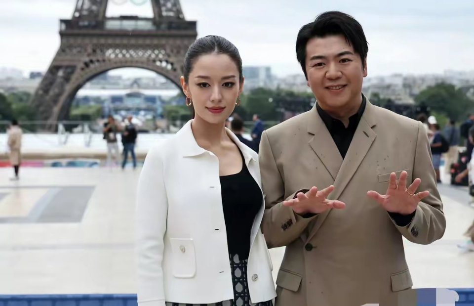 谁懂啊！一个是钢琴家一个是美女，这两口子怎么给人有一种精致土的感觉 ​​​