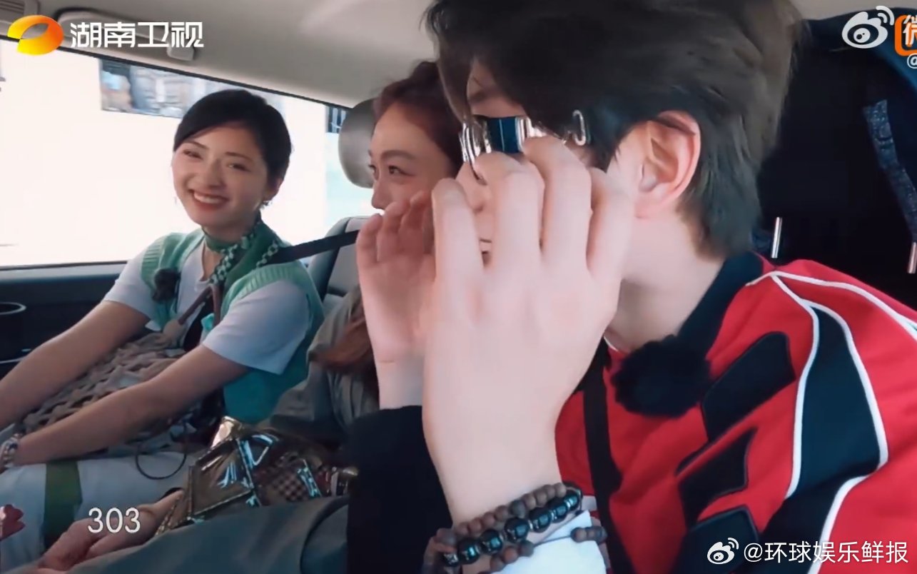 黄晓明 不是因为我解散的对不对晓明哥：你们组合解散…（突然紧张）… 跟我没关系吧