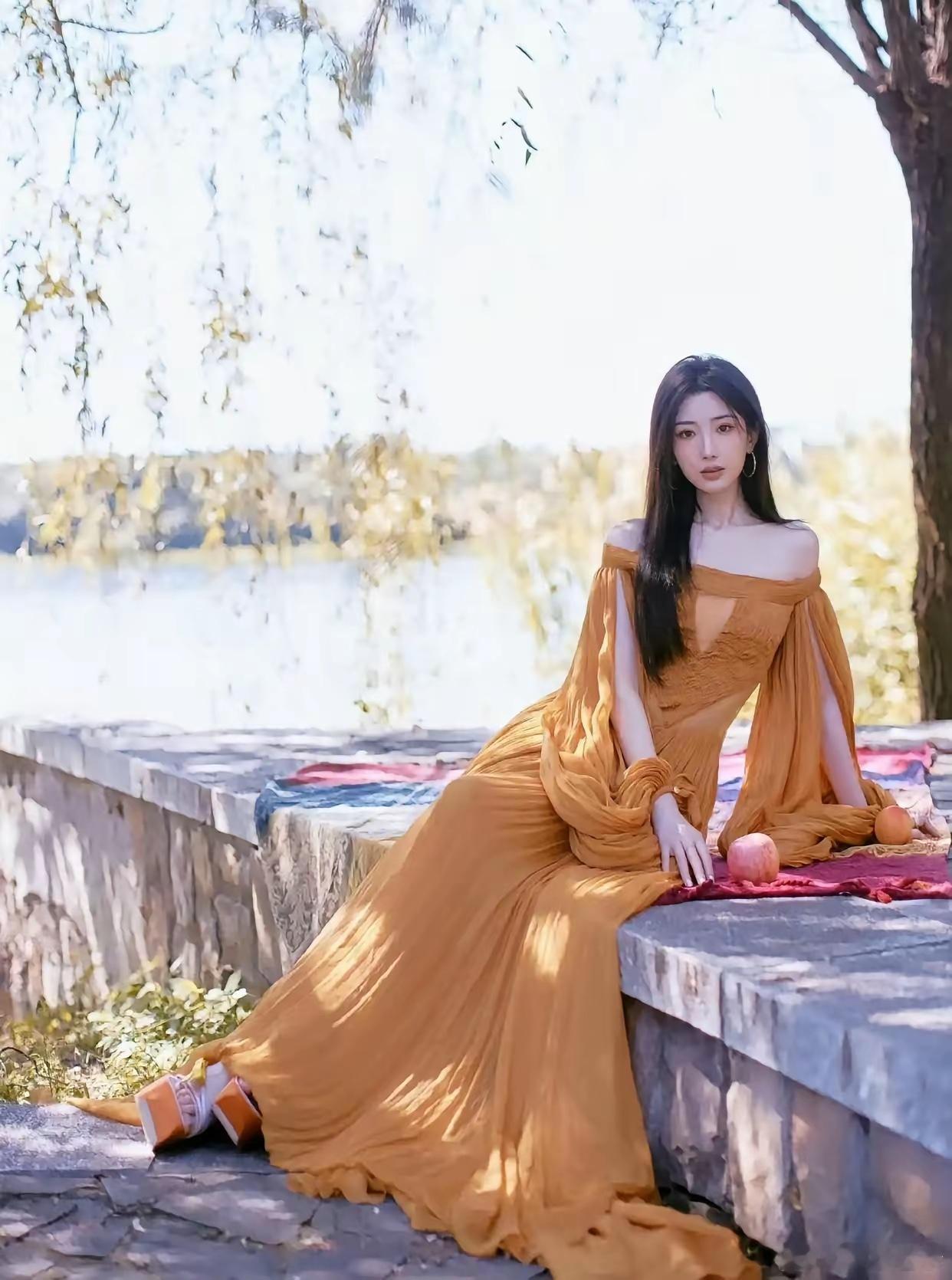 毛晓彤简直是油画里走出的精灵，灵气逼人，太惊艳了！ 美女毛晓彤