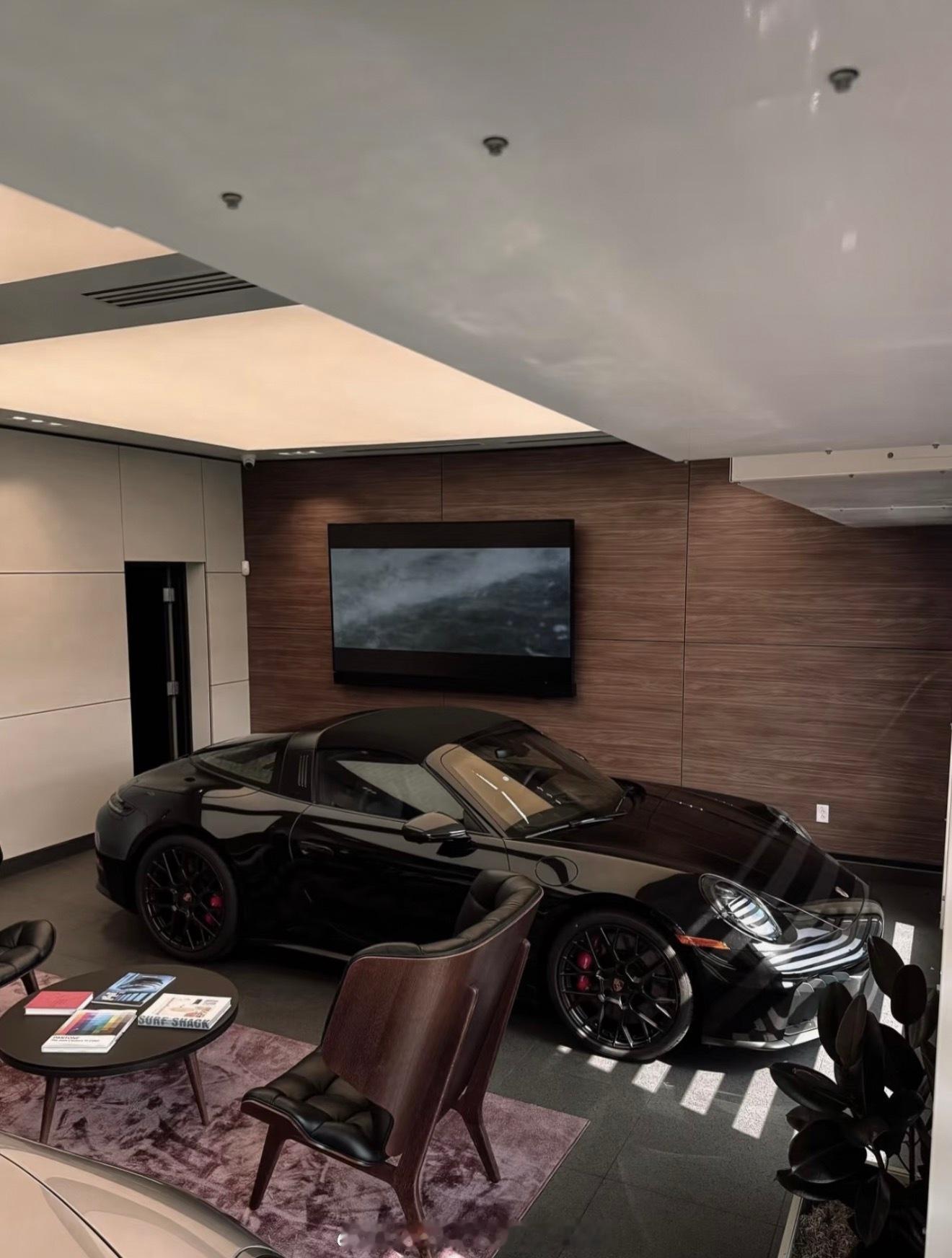 纳瓦尔（Naval）说过一句让人豁然开朗的话：“人们总以为成功需要一万小时的投入