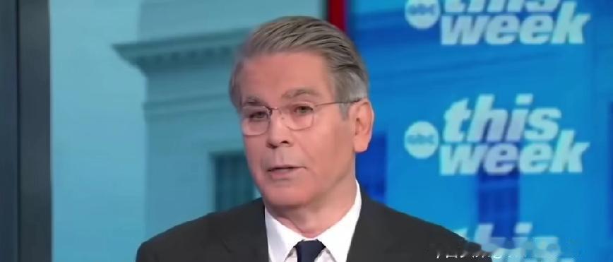 美财长贝森特在达沃斯论坛怒批欧印签贸易协议，直言这操作又讽刺又愚蠢。他吐槽美国对