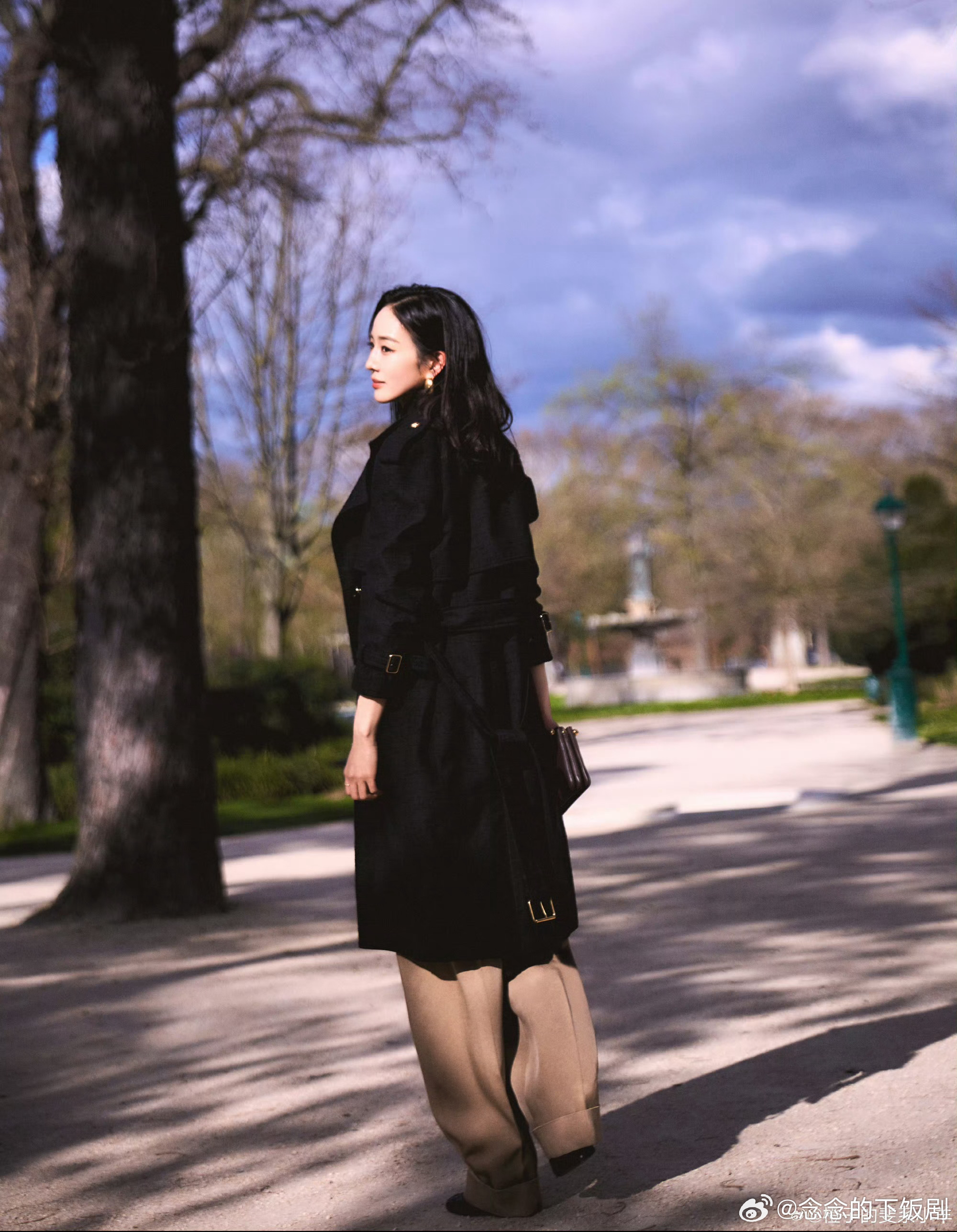 张钧甯巴黎随拍张钧甯巴黎随拍氛围感拉满，随性又自在，气质干净高级，状态超棒，在街