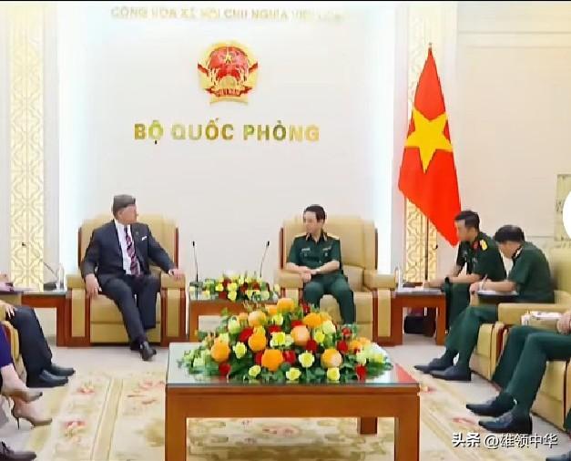 这是越南官员会见外方客人的设置惯例，对方客人的级别低于本国官员级别时，在会客厅内