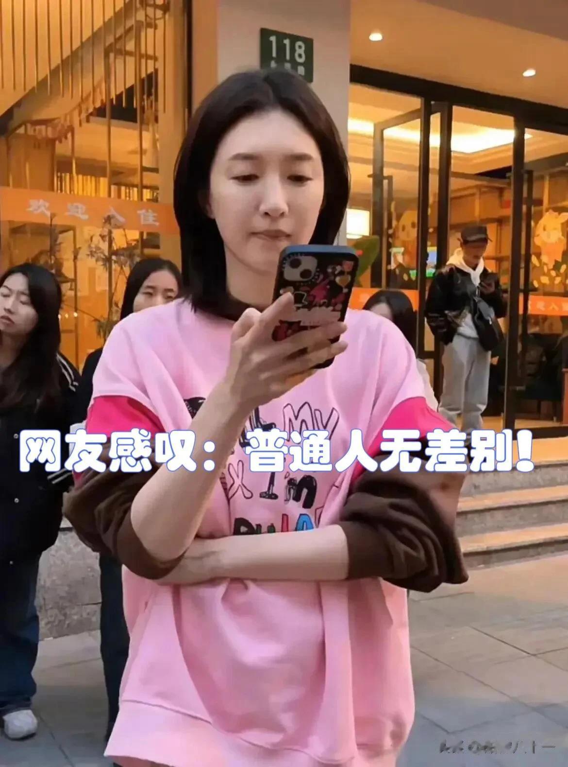 其实江疏影素颜还是挺漂亮的，起码30+的年纪还能有紧致白嫩的皮肤状态，就不是咱普