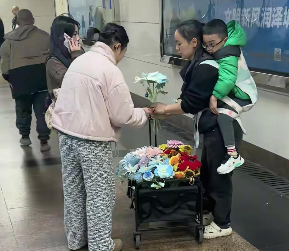 12.4万网友为重庆“嘟嘟妈妈”驻足，这份关注背后藏着怎样的母爱重量？
 （个人