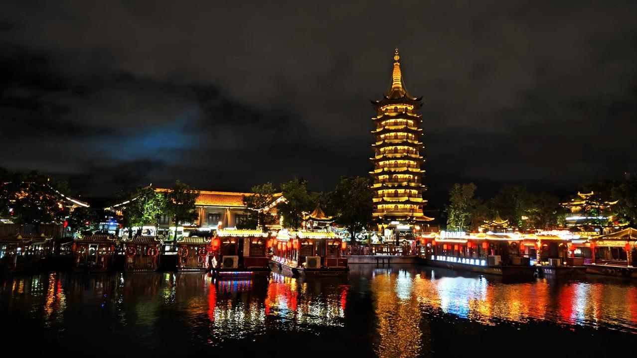 夜游淮阴里运河文化长廊
 
夜幕降临，晚风轻拂，我漫步淮阴里运河文化长廊，赴一场