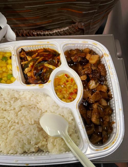 火车上乘客没饭吃，盒饭没人买！其实，铁路可以把餐食外包业务外包，把价格降下来，把