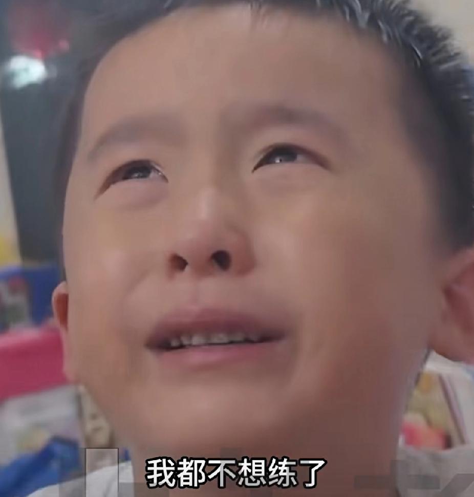 “你为啥不给我起个简单点的名字，我都不想练了！”9月24日，上海一男孩因为名字太