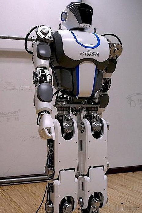 人形机器人可以代替人类的部分工作，但不可能取代人类的所有工作，人形机器人都是人类