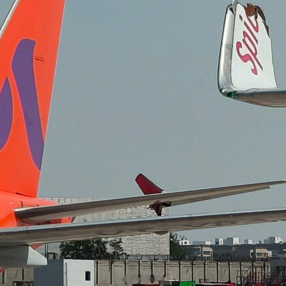 【一次意外，我把小翼嵌入你的机身里】当地时间昨天下午，印度香料航空一架737-7