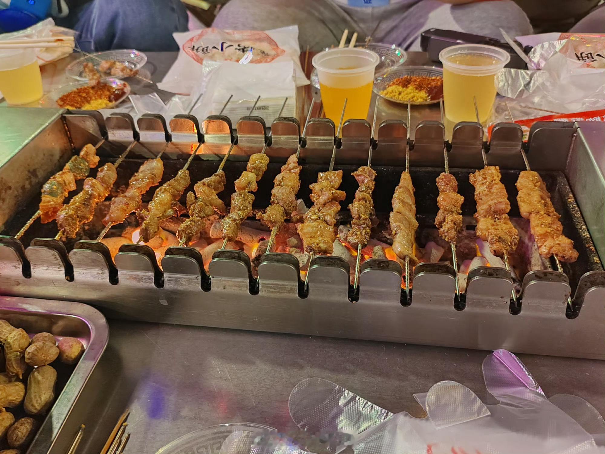 五一快点来我撑不住了真的，快撑不住了。每天循环“睁眼上班—下班瘫痪—再睁眼上班”