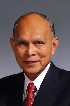 1950年，霍英东送给志愿军的货物被海盗劫持，他自己也被海盗用枪顶头，霍英东的呼