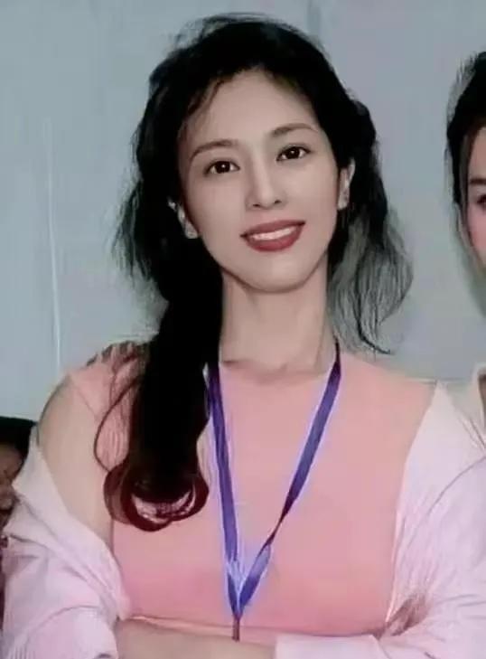 这是刘亦菲的妈妈，她们家真是祖传的漂亮。不过，看脸型的话，好像章泽天比刘亦菲更适